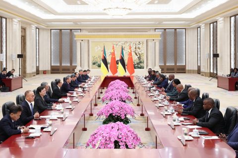 李强会见莫桑比克总统查波
